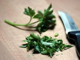 Peršun kao bogat izvor vitamina A, C i K